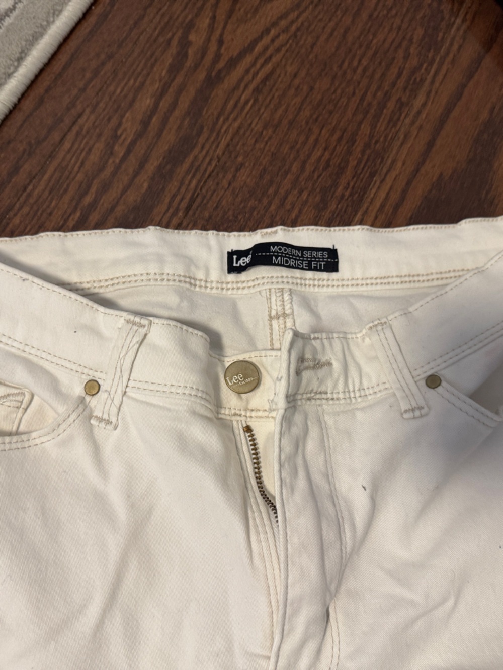 Lee Cream/white mid-rise capris